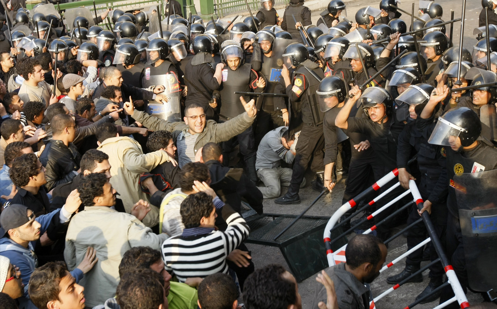 اختار المتظاهرون تاريخ 25 يناير/كانون الثاني تحديا للشرطة في يوم عيدها واحتجاجا على تعذيب المواطنين. <br>
(ا ف ب)

