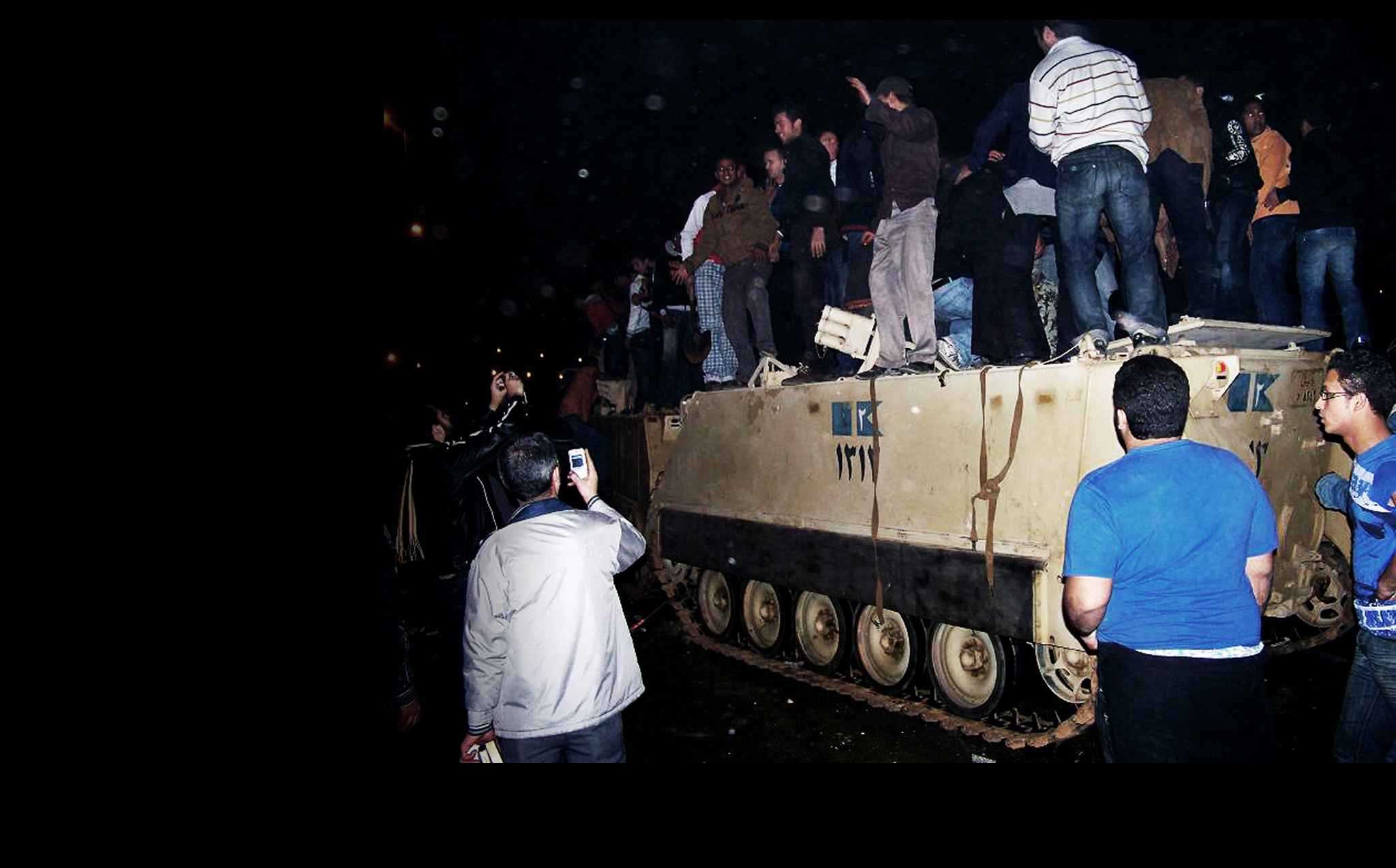 بدأ المتظاهرون بالسيطرة على بعض الآليات العسكرية في 28 يناير/كانون الثاني 2011.<br>

 (الصورة لعادل قسطل)
