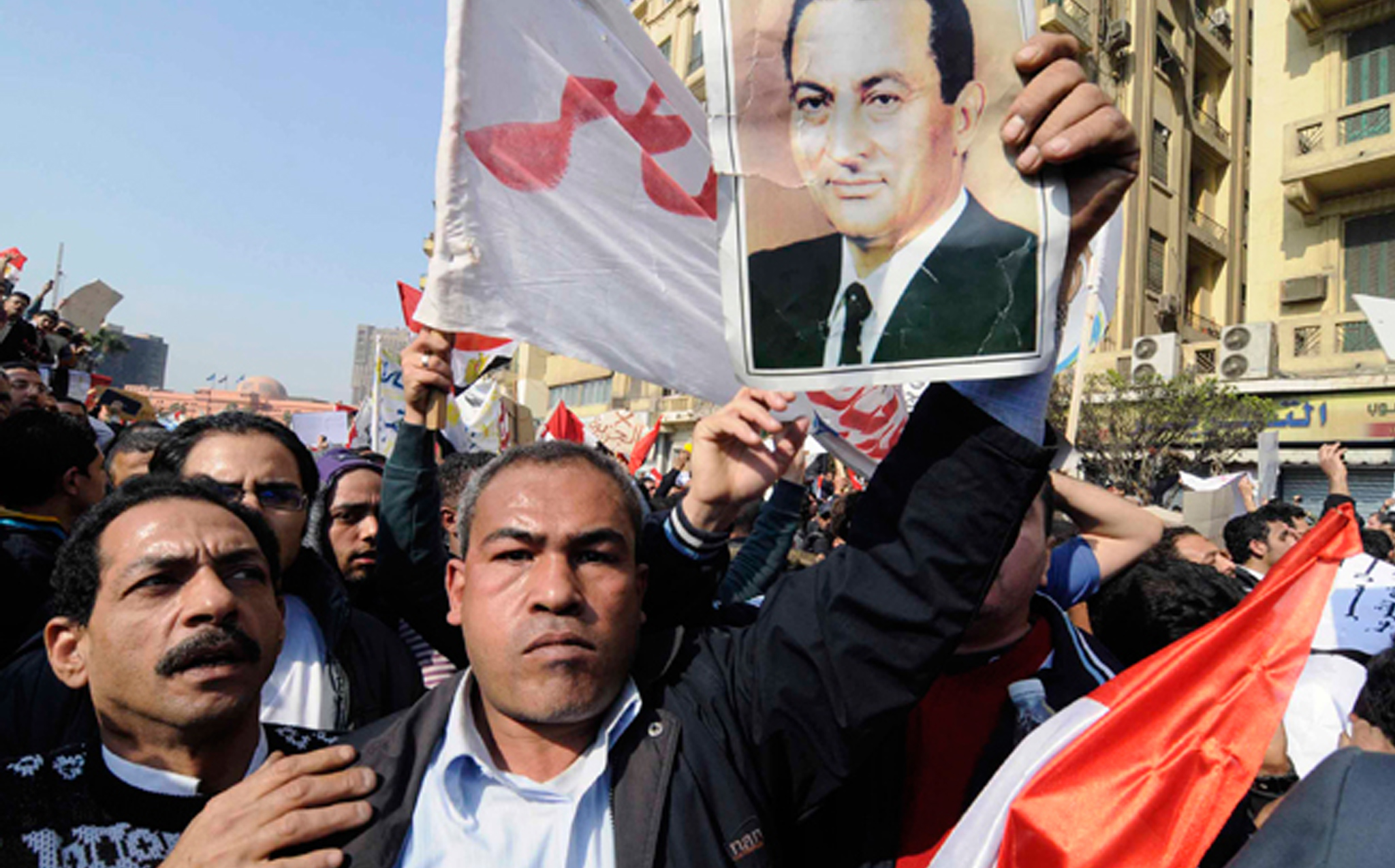 قرر أتباع حسني مبارك اقتحام ميدان التحرير لإخراج المتظاهرين منه.<br>
(الصورة لمهدي الشبل)