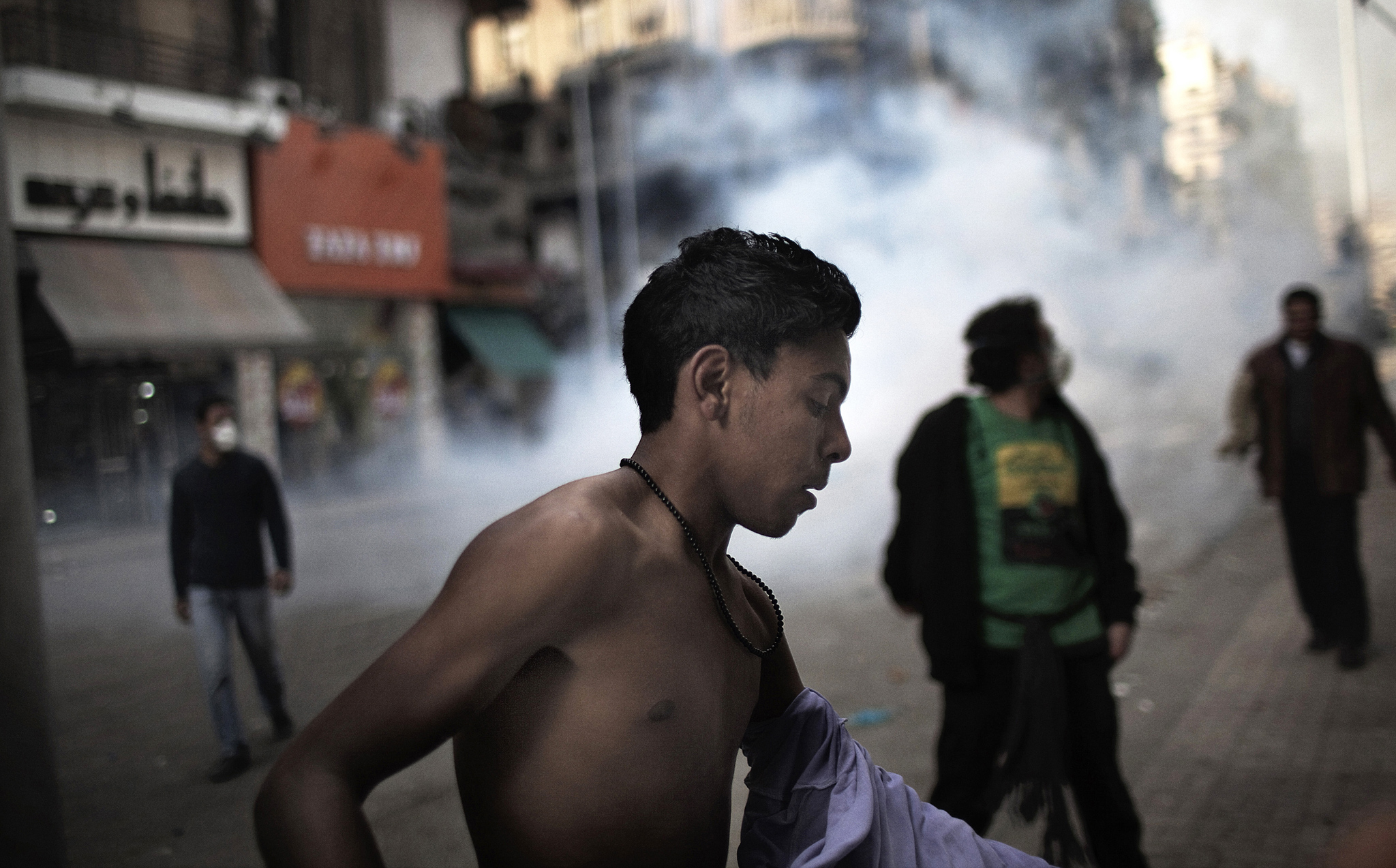  Le 28 janvier, de violents affrontements éclatent entre les forces de l'ordre et les manifestants qui ont bravé l'interdiction de manifester,<br>comme sur cette photo au Caire, près de la place Tahrir. (Crédit photo : AFP)
