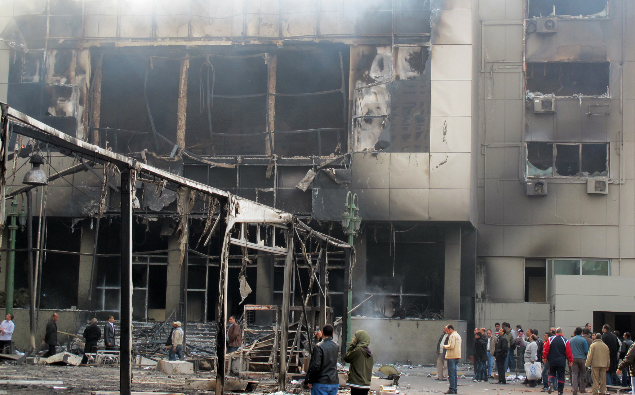 Le mur de la peur s'est effondré. Le siège du PND, l'omnipotent parti au pouvoir, a été incendié par les manifestants. <br>
(Crédit photo : Marc Daou)
