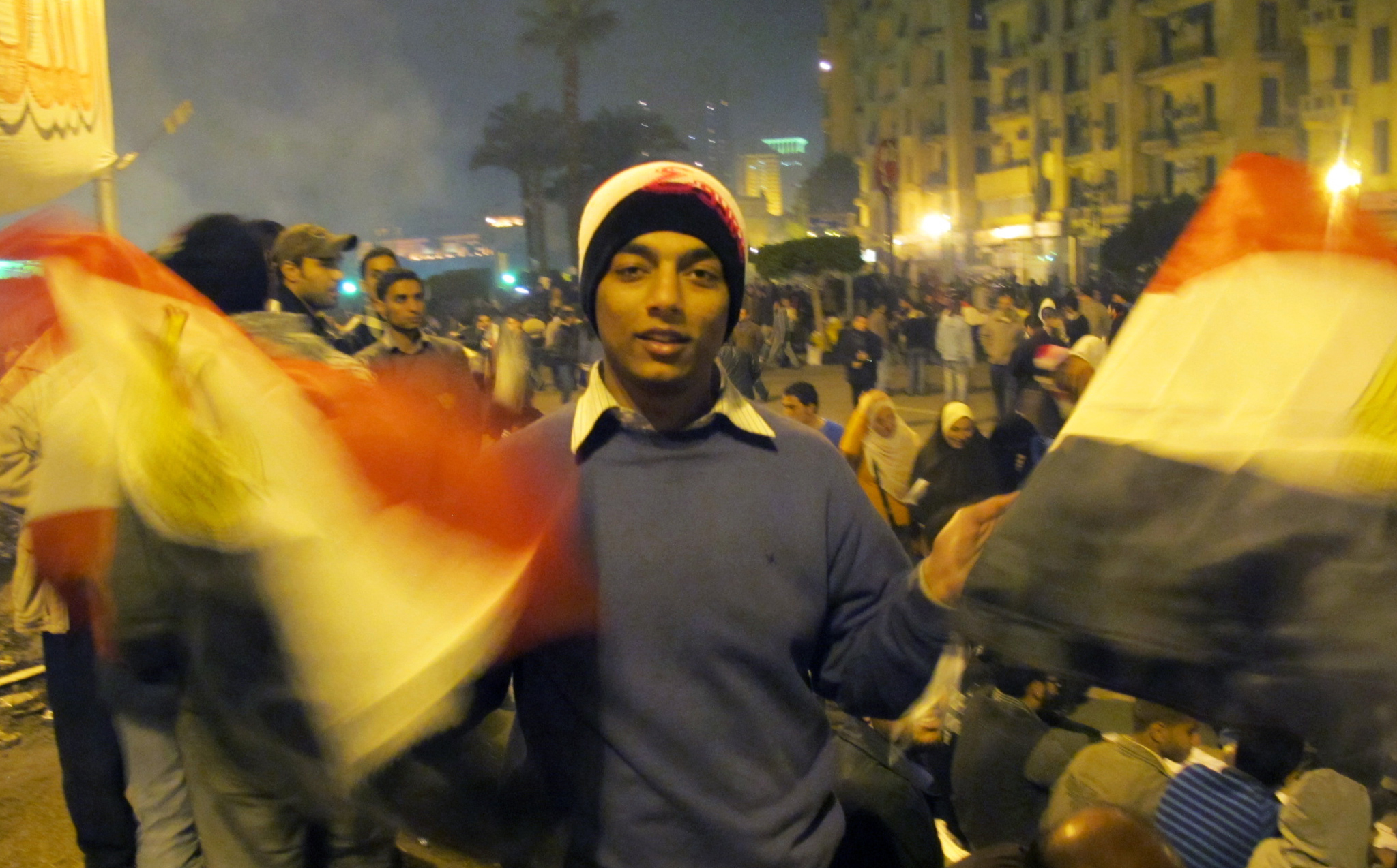  Le soir, les manifestants dorment à même le goudron de la place Tahrir transformée en agora populaire. D'autres en profitent pour faire des affaires, <br>comme ce vendeur ambulant de drapeaux égyptiens. (Crédit photo : Marc Daou)
