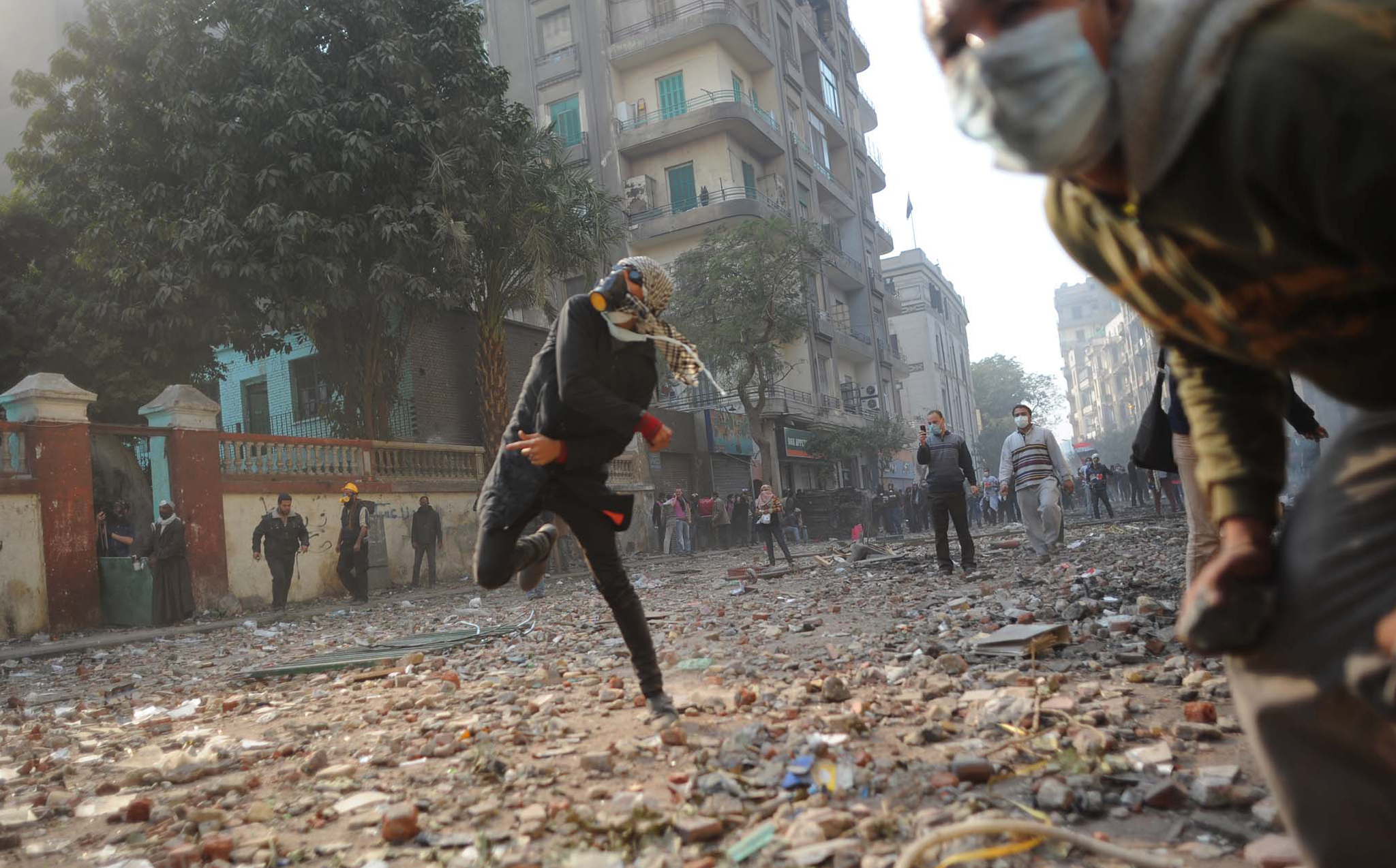 Une bataille rangée oppose les deux camps jusqu'à tard dans la nuit. Outre des pierres, des bâtons et des cocktails Molotov, des chameaux sont utilisés<br> par les partisans du pouvoir pour tenter de chasser les manifestants de la Place Tahrir.
(Crédit photo : Mehdi Chebil)